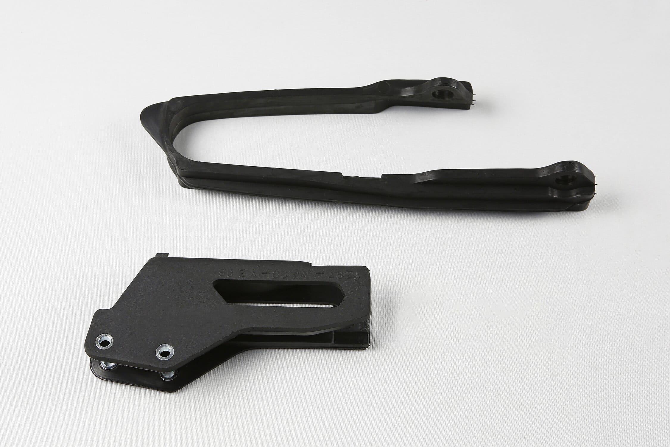 UF-SU04923@001 Kit cruna catena + fascia forcella Suzuki RM 125 / 250 1999-2000 nero UFO, COD: UF-SU04923@001