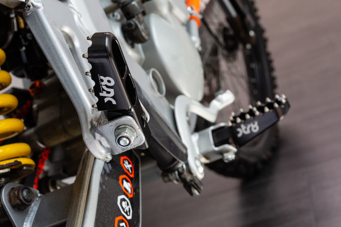 STR-220.20/BK Poggiapiedi Derbi STR8 CNC Nero (Set) - Billaricambi SRLS