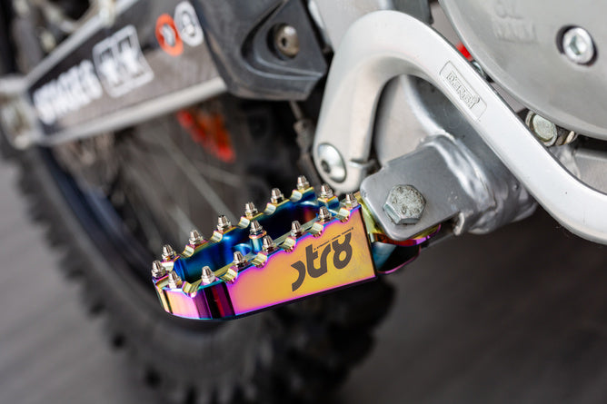 STR-220.20/NC Poggiapiedi Derbi STR8 CNC Neochrome (set) - Billaricambi SRLS