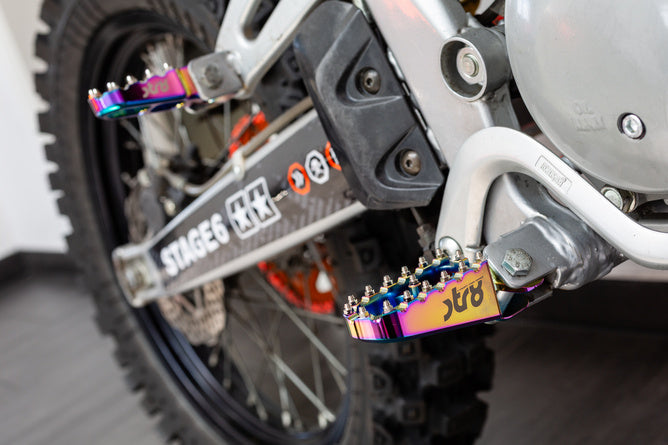STR-220.20/NC Poggiapiedi Derbi STR8 CNC Neochrome (set)