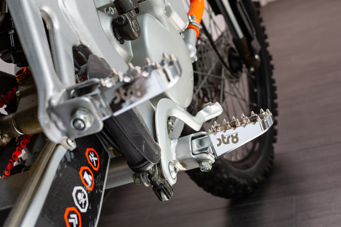 STR-220.20/SI Poggiapiedi Derbi STR8 CNC Grooves (set)