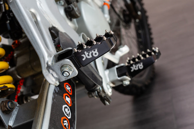 STR-220.21/BK Poggiapiedi passagero Derbi STR8 CNC Nero (Set)