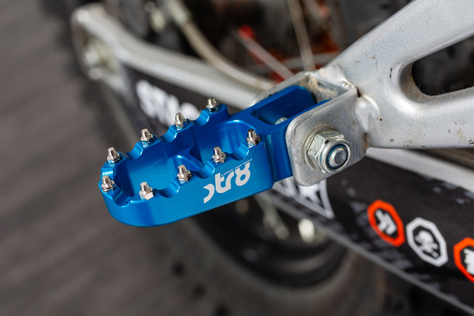 STR-220.21/BL Poggiapiedi passagero Derbi STR8 CNC Blu (Set)