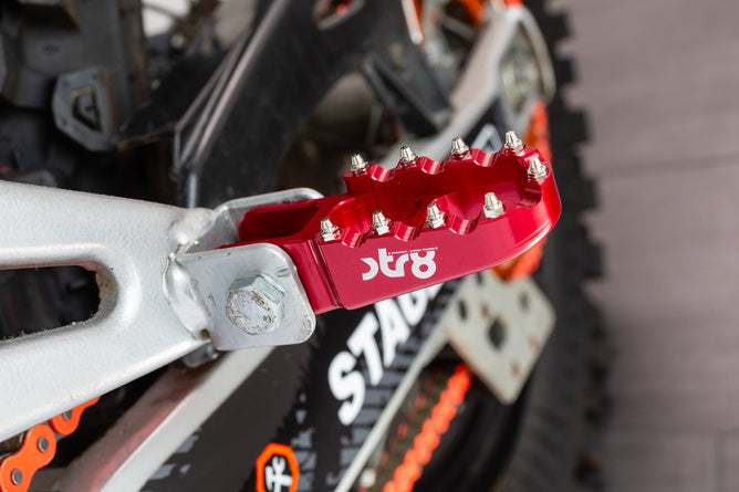 STR-220.21/RE Poggiapiedi passagero Derbi STR8 CNC Rosso (Set)