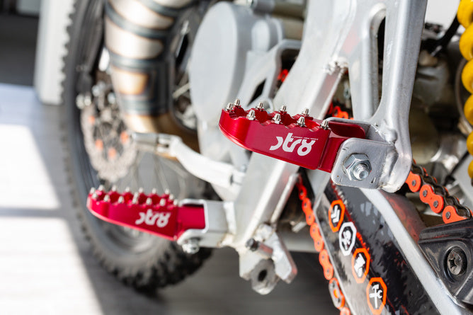 STR-220.21/RE Poggiapiedi passagero Derbi STR8 CNC Rosso (Set)