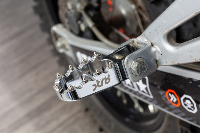 STR-220.21/SI Poggiapiedi passeggero Derbi STR8 CNC Grooves (set)