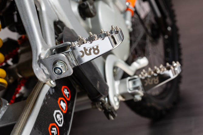 STR-220.21/SI Poggiapiedi passeggero Derbi STR8 CNC Grooves (set) - Billaricambi SRLS