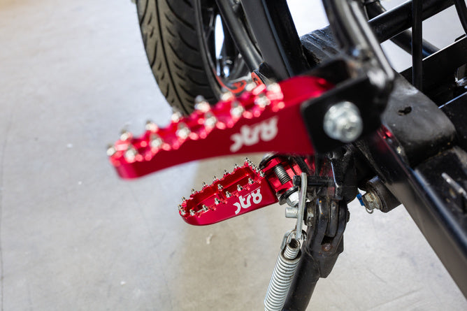 STR-220.22/RE Poggiapiedi Rieju MRT STR8 CNC Rosso (Set)