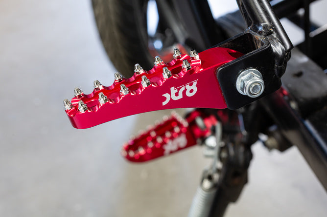 STR-220.23/RE Poggiapiedi passagero Rieju MRT STR8 CNC Rosso (Set)
