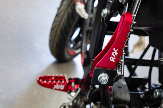 STR-220.23/RE Poggiapiedi passagero Rieju MRT STR8 CNC Rosso (Set)