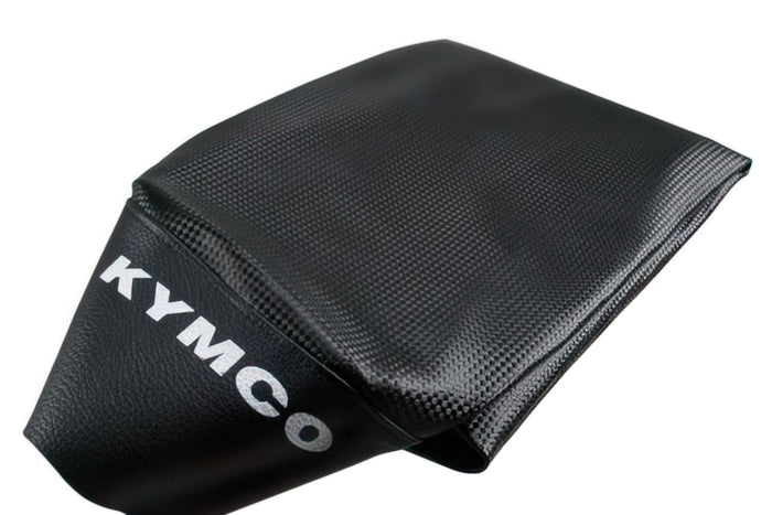L-SA92206 Coprisella Scooter-Attack, Kymco Super 9, nero (look carbonio), con scritta Kymco