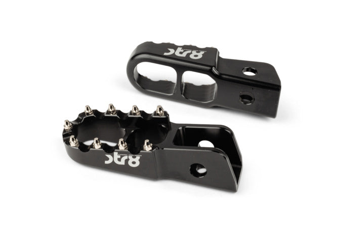 STR-220.21/BK Poggiapiedi passagero Derbi STR8 CNC Nero (Set) - Billaricambi SRLS