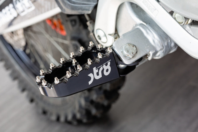 STR-220.20/BK Poggiapiedi Derbi STR8 CNC Nero (Set)