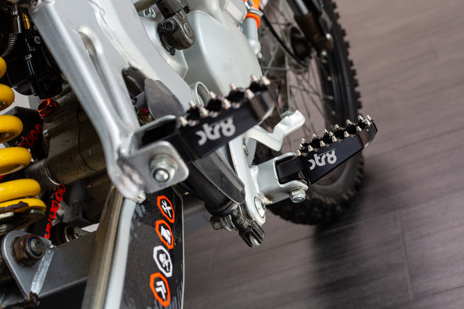 STR-220.20/BK Poggiapiedi Derbi STR8 CNC Nero (Set)