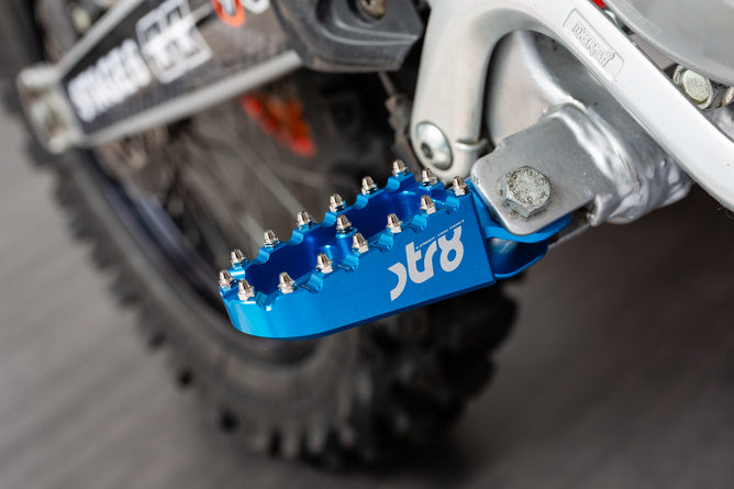 STR-220.20/BL Poggiapiedi Derbi STR8 CNC Blu (Set)
