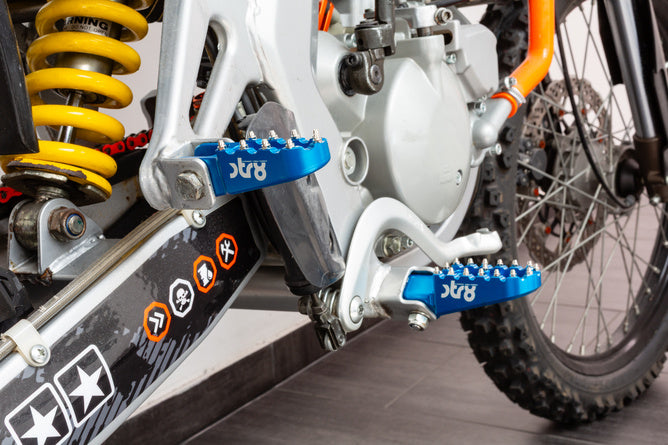 STR-220.20/BL Poggiapiedi Derbi STR8 CNC Blu (Set)
