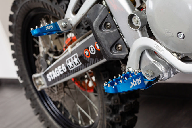 STR-220.20/BL Poggiapiedi Derbi STR8 CNC Blu (Set) - Billaricambi SRLS