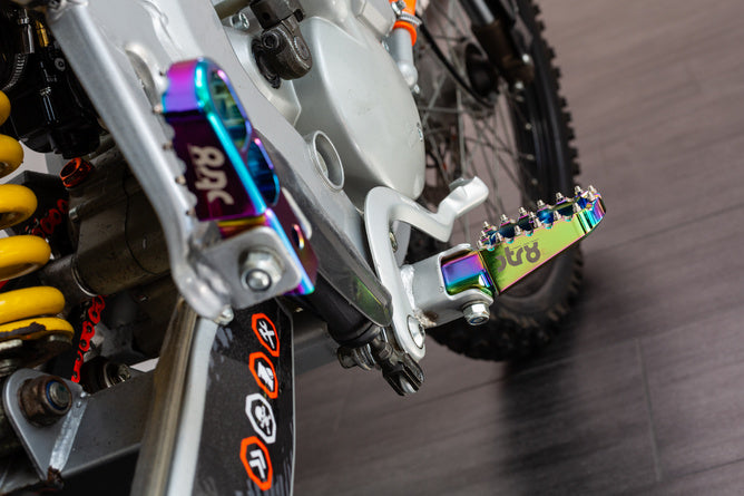 STR-220.20/NC Poggiapiedi Derbi STR8 CNC Neochrome (set)