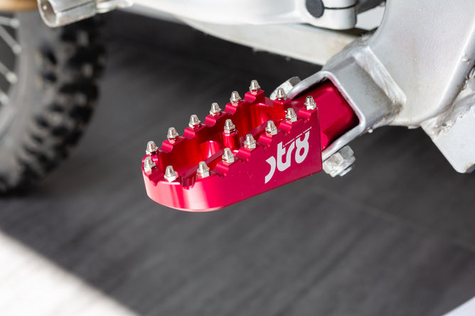 STR-220.20/RE Poggiapiedi Derbi STR8 CNC Rosso (Set) - Billaricambi SRLS
