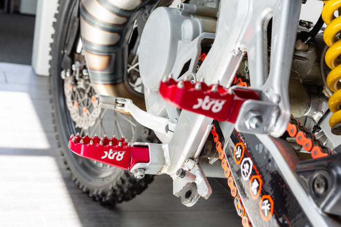STR-220.20/RE Derbi STR8 CNC Red Footrests (Set)