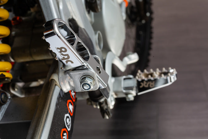 STR-220.20/SI Poggiapiedi Derbi STR8 CNC Grooves (set) - Billaricambi SRLS