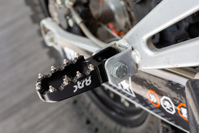 STR-220.21/BK Poggiapiedi passagero Derbi STR8 CNC Nero (Set)