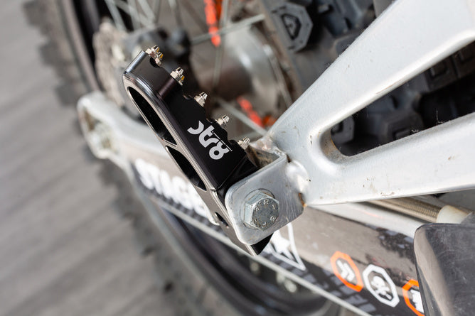 STR-220.21/BK Poggiapiedi passagero Derbi STR8 CNC Nero (Set)