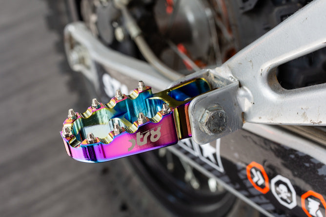 STR-220.21/NC Poggiapiedi passeggero Derbi STR8 CNC Neochrome (set)