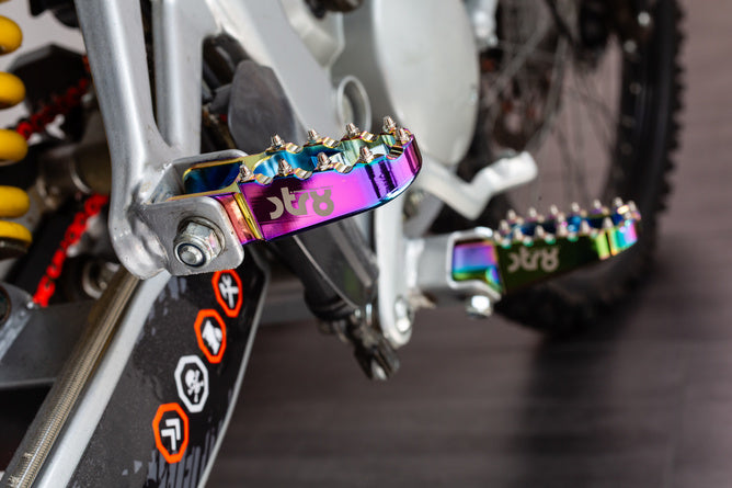 STR-220.21/NC Poggiapiedi passeggero Derbi STR8 CNC Neochrome (set)