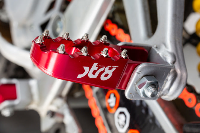 STR-220.21/RE Poggiapiedi passagero Derbi STR8 CNC Rosso (Set) - Billaricambi SRLS