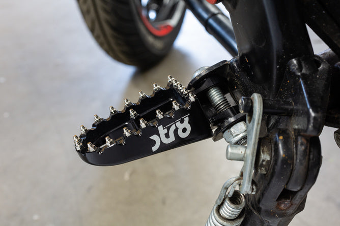 STR-220.22/BK Poggiapiedi Rieju MRT STR8 CNC Nero (Set)