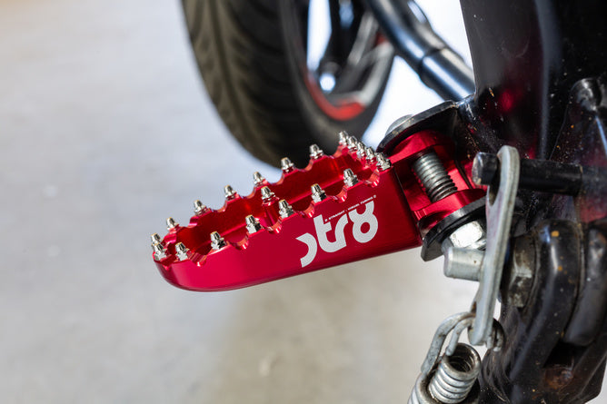 STR-220.22/RE Poggiapiedi Rieju MRT STR8 CNC Rosso (Set)