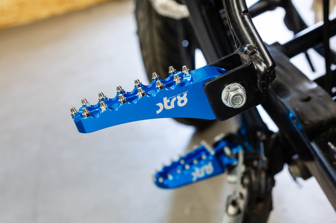 STR-220.23/BL Poggiapiedi passagero Rieju MRT STR8 CNC Blu (Set)