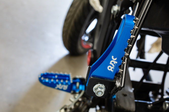 STR-220.23/BL Poggiapiedi passagero Rieju MRT STR8 CNC Blu (Set)