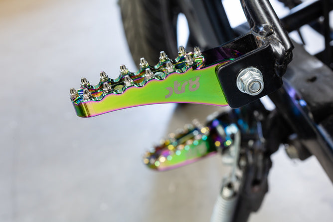 STR-220.23/NC Poggiapiedi passeggero Rieju MRT STR8 CNC Neochrome (set) - Billaricambi SRLS